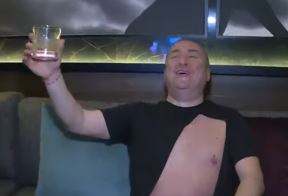 djani nosi kragnu foto