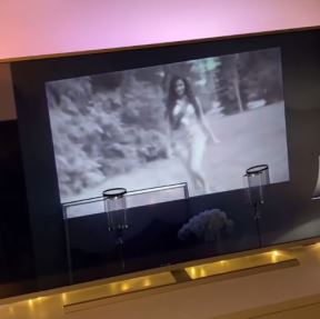 Ivana Knol izvodi trbušni ples u kupatilu