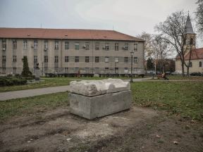 rimski sarkofag restauiran zemuzemunski park fotografije