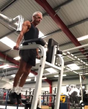 vezbanje muskarci vezbanje bez opreme fitnes deka