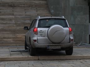 skupstina incident automobilom probio ogradu uhapsen vozac