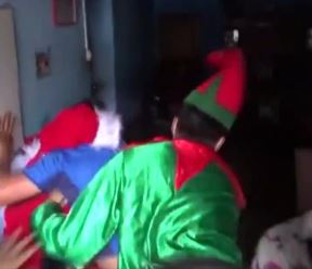 peru policija deda mraz vilenjak hapsenje video snimak