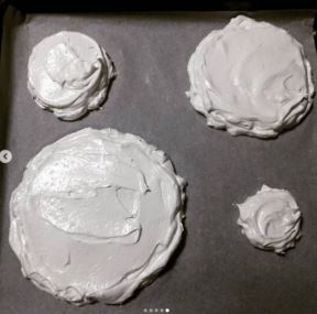 pavlova na sprat recepti u obliku jelke novogodisnje praznicne torte postupak pripreme foto