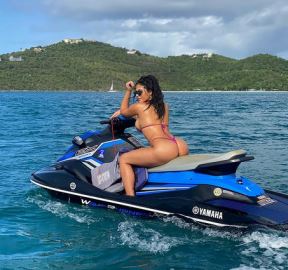 amanda trivizas u providnom donjem vesu seksi cica obline
