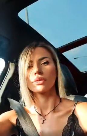 Snimak voditeljke Jelene Dimitrijević na kom je majka kupa u kadi