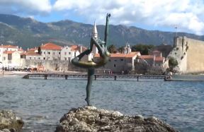 balerina statua na steni mogren budva nestala nakon oluje