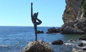 balerina statua na steni mogren budva nestala nakon oluje