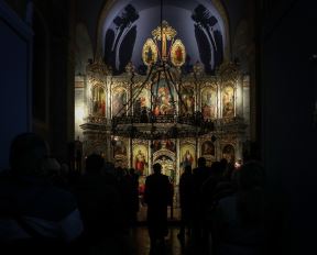 paljenje badnjaka badnje vece obicaji crkva topcider hram aleksandrovac fotografije