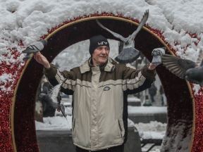 covek hrani golubove u beogradu sneg zima ulica ljudi fotografije