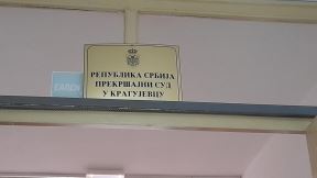 skocio kroz prozor suda