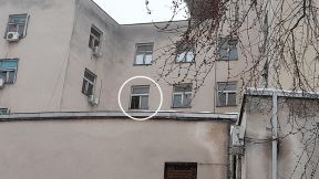 skocio kroz prozor suda