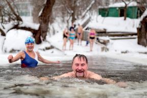 plivanje zaledjena reka rusi zima moskva fotografije