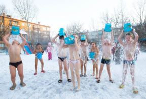 vrtic deca hladnoca zima hladna voda fotografije