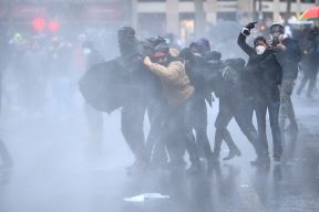 francuska pariz protesti demostracije zakon o bezbednosti policija vodeni topovi