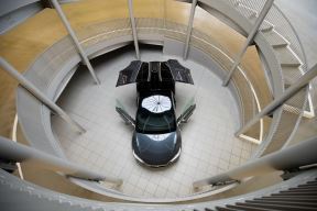 novak djokovic automobil tesla x fotografije