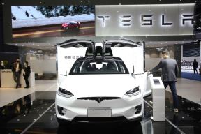 novak djokovic automobil tesla x fotografije