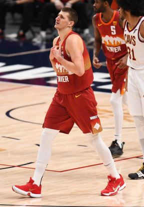 nikola jokic zaucavanje okoro klivlend denver nba video