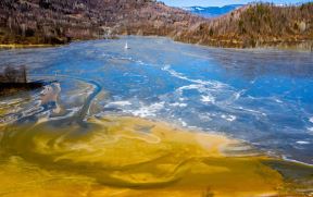 zagadjenje jezero zuta voda rudnik bakra rumunija fotografije