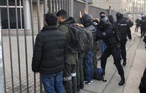 migranti pretres kontrola policija