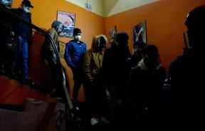 migranti pretres kontrola policija
