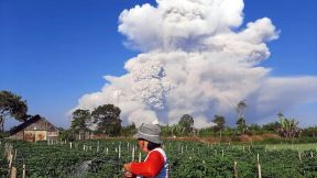 vulkan sinabung erupcija pepeo indonezija sumatra fotografije