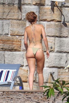 Rita Ora gola