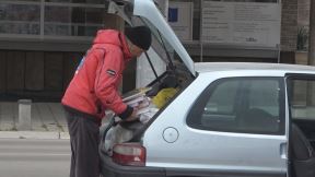 profesor knjizevnosti prodaje knjige na ulici humanitarna akcija