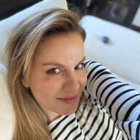 maja nikolic voditeljka pre i posle bez sminke frizura
