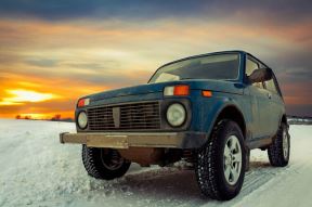 lada niva automobil terenac 45 rodjendan fotografije