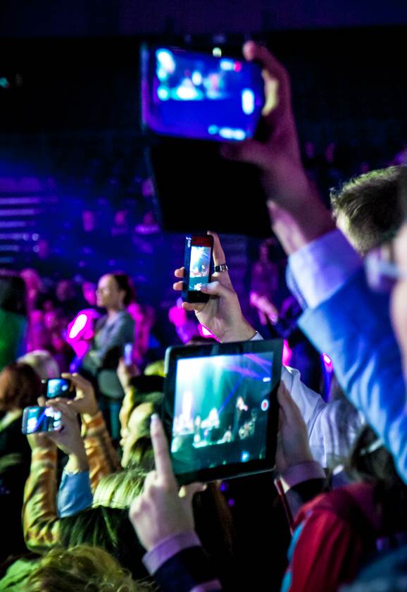 Doris Dragović na koncertu pevala Da l da udarim šakom Tolstoja