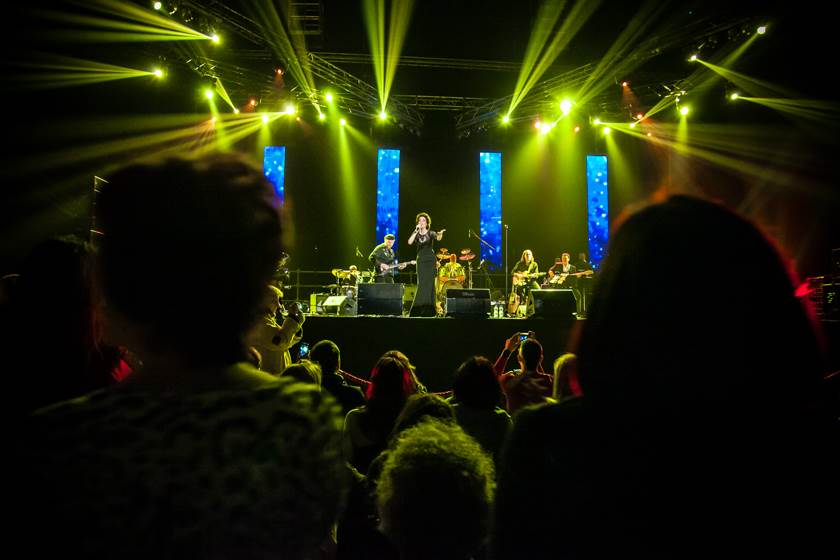 Doris Dragović na koncertu pevala Da l da udarim šakom Tolstoja