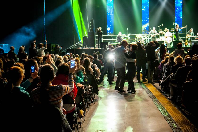 Doris Dragović na koncertu pevala Da l da udarim šakom Tolstoja