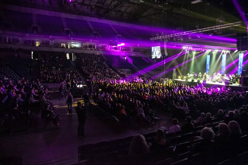 Doris Dragović na koncertu pevala Da l da udarim šakom Tolstoja