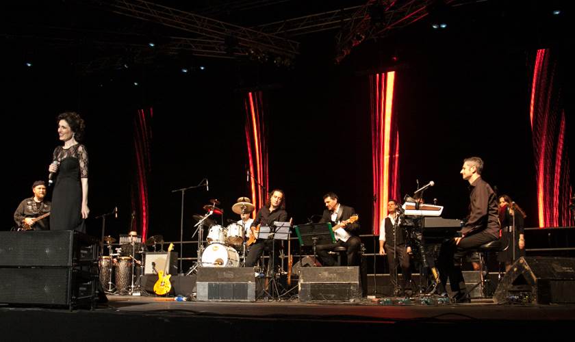 Doris Dragović na koncertu pevala Da l da udarim šakom Tolstoja