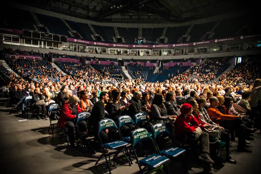 Doris Dragović na koncertu pevala Da l da udarim šakom Tolstoja