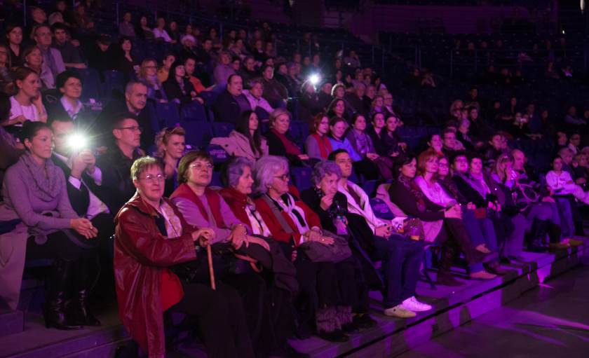 Doris Dragović na koncertu pevala Da l da udarim šakom Tolstoja
