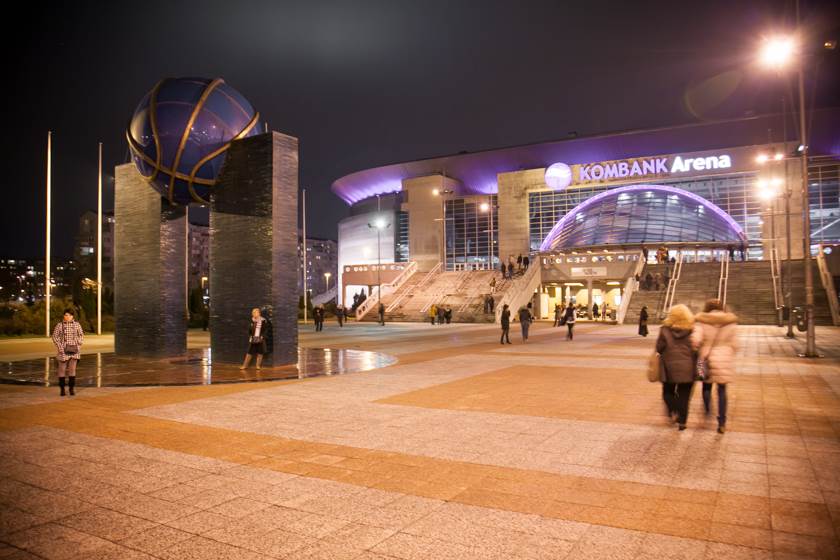 Doris Dragović na koncertu pevala Da l da udarim šakom Tolstoja