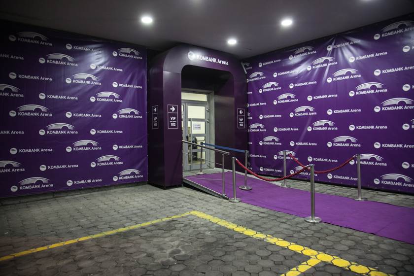 Doris Dragović na koncertu pevala Da l da udarim šakom Tolstoja