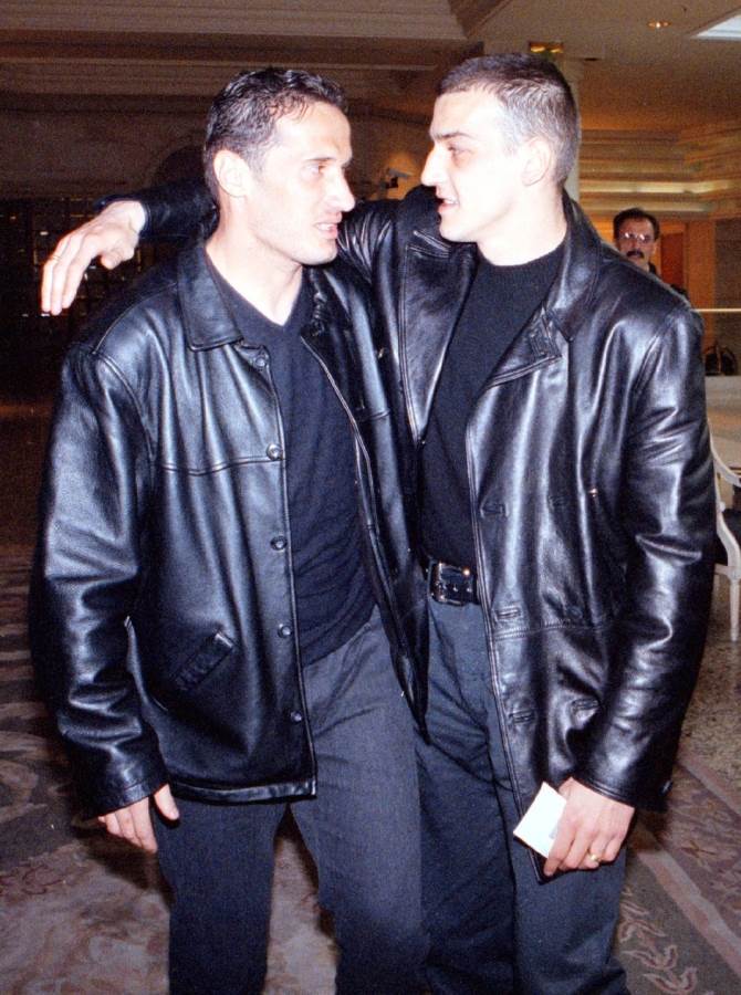 reprezentacija srbije oblacenje fudbaleri mitrovic zenske grudi stajling 2006 foto