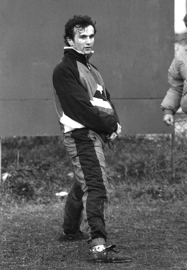 reprezentacija srbije oblacenje fudbaleri mitrovic zenske grudi stajling 2006 foto