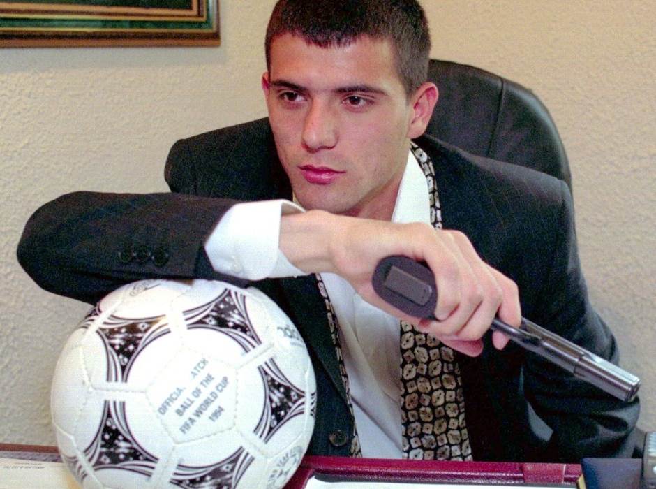 reprezentacija srbije oblacenje fudbaleri mitrovic zenske grudi stajling 2006 foto