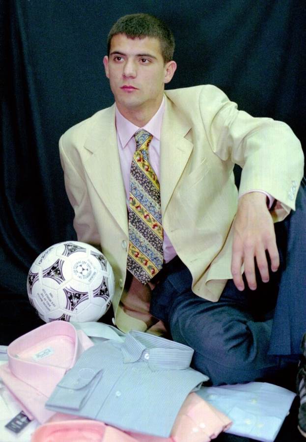 reprezentacija srbije oblacenje fudbaleri mitrovic zenske grudi stajling 2006 foto