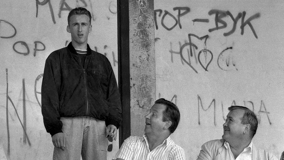 reprezentacija srbije oblacenje fudbaleri mitrovic zenske grudi stajling 2006 foto