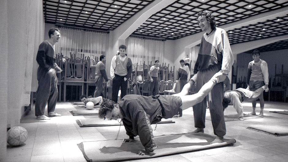 reprezentacija srbije oblacenje fudbaleri mitrovic zenske grudi stajling 2006 foto