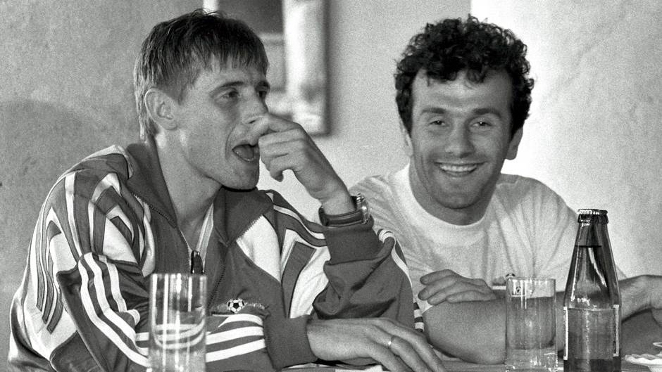 reprezentacija srbije oblacenje fudbaleri mitrovic zenske grudi stajling 2006 foto