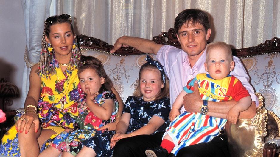 reprezentacija srbije oblacenje fudbaleri mitrovic zenske grudi stajling 2006 foto