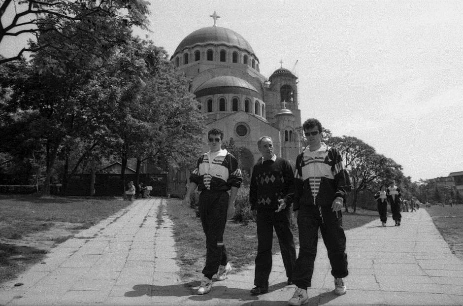 reprezentacija srbije oblacenje fudbaleri mitrovic zenske grudi stajling 2006 foto