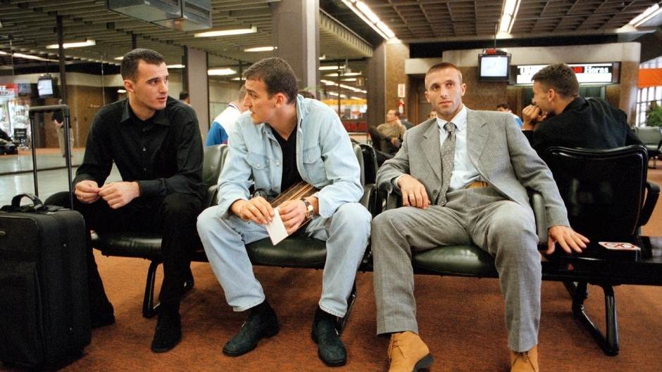 reprezentacija srbije oblacenje fudbaleri mitrovic zenske grudi stajling 2006 foto