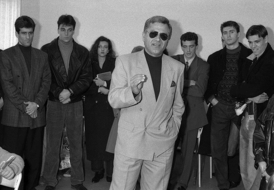 reprezentacija srbije oblacenje fudbaleri mitrovic zenske grudi stajling 2006 foto