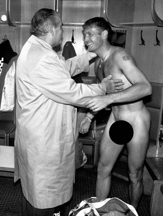 reprezentacija srbije oblacenje fudbaleri mitrovic zenske grudi stajling 2006 foto